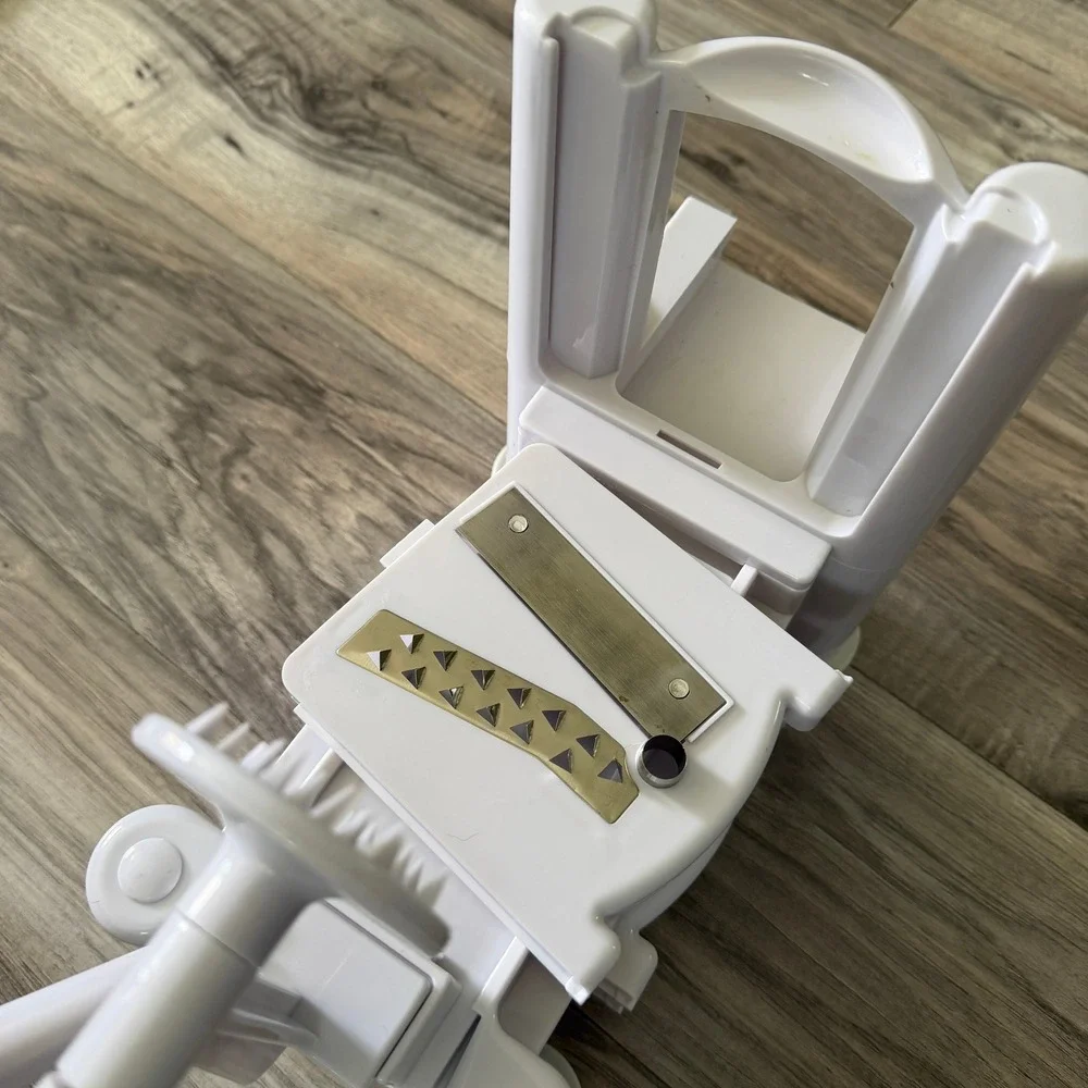 White Manual Vegetable Veggie Spiralizer Slicer with 3 Interchangeable‎ Blades
